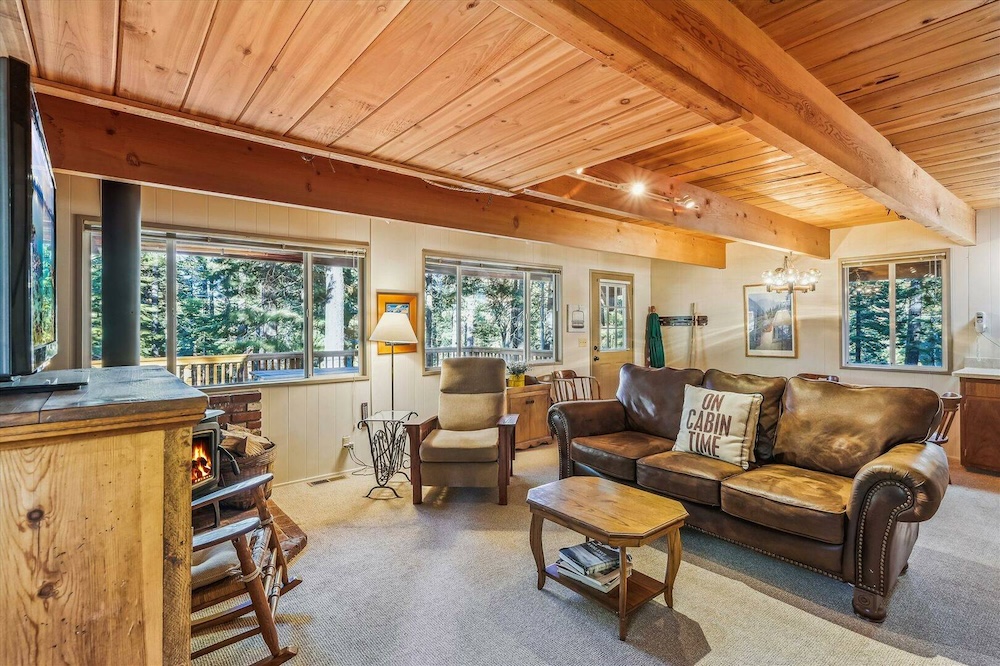 The living room at little cub cabin.